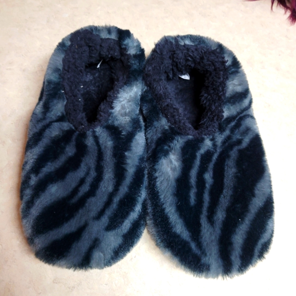 Snoozies women size large  black/grey zebra